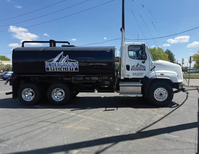 Hydrovac tanker truck
